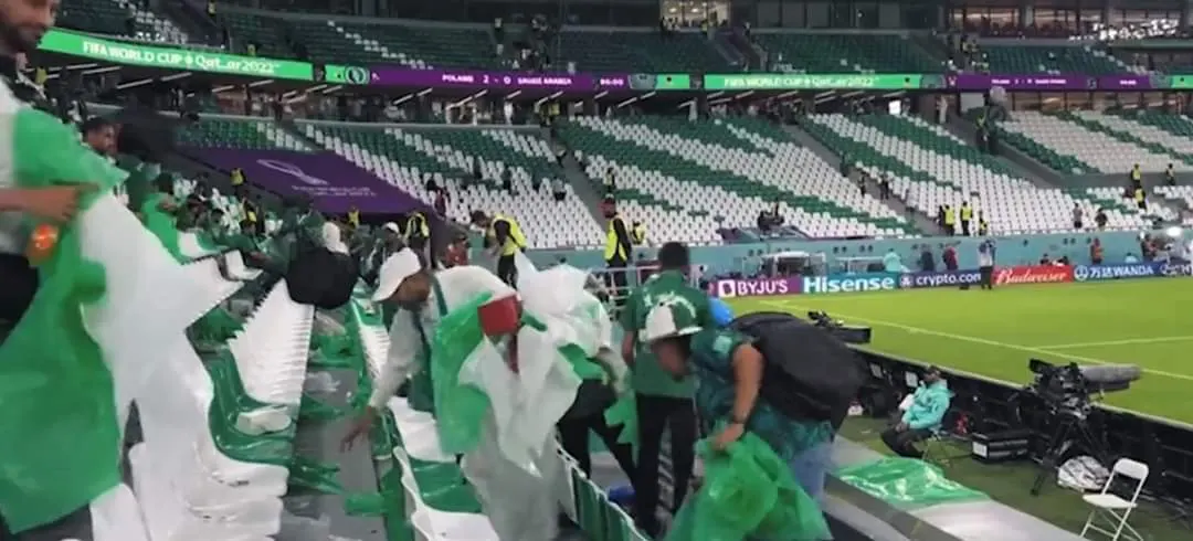 مبادرة راقية.. الجمهور السعودي ينظف مدرجات ملعب المباراة بعد مواجهة بولندا في كأس العالم