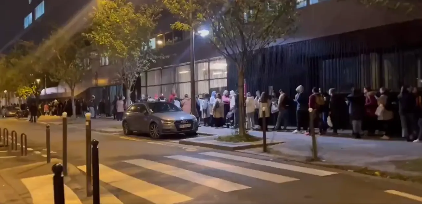 طوابير طويلة من الفرنسيين تنتظر في برد الليل.. ما القصة؟