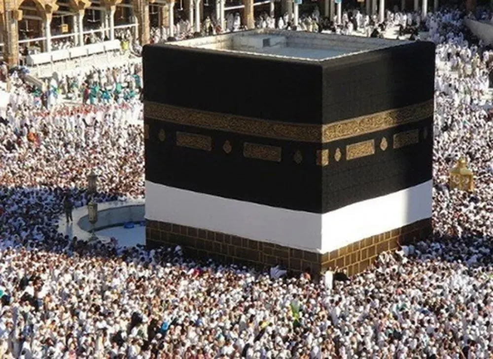 لهذا السبب يتم رفع كسوة الكعبة 3 أمتار سنويًا