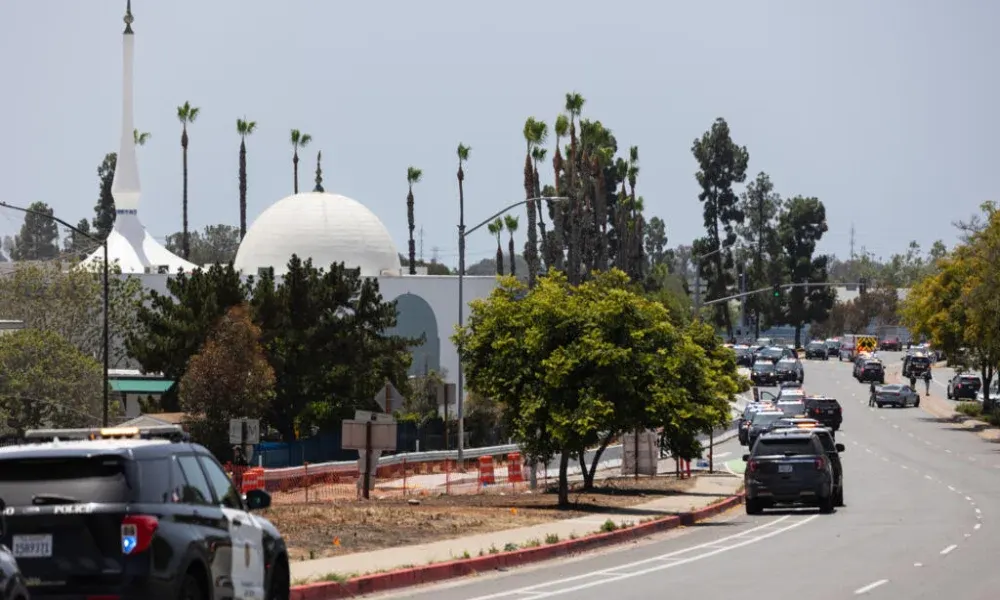ماذا نعرف حتى الآن عن إطلاق النار في مسجد كاليفورنيا؟