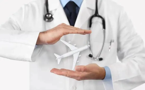 ماذا يحدث عندما تقع حالة طبية طارئة على الطائرة؟