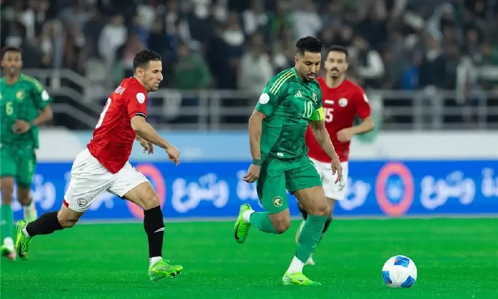 بعد طرد واحتجاجات في مباراة السعودية واليمن.. أشهر المشاجرات في ملاعب كرة القدم