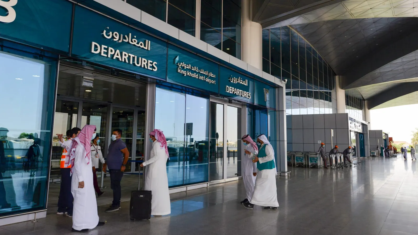 السعوديون والسياحة الخارجية.. إنفاق وقروض بالمليارات رغم تنوع السياحة الداخلية