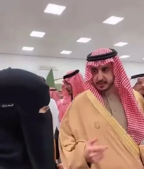 بهذا التصرف.. أمير منطقة الجوف يدخل الفرحة على قلب صاحبة إحدى المشروعات الصغيرة