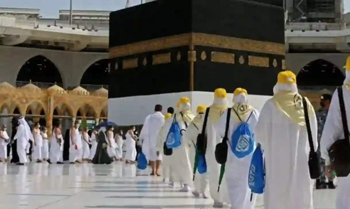 هل تمكّن تأشيرة الزيارة حاملها من أداء الحج؟