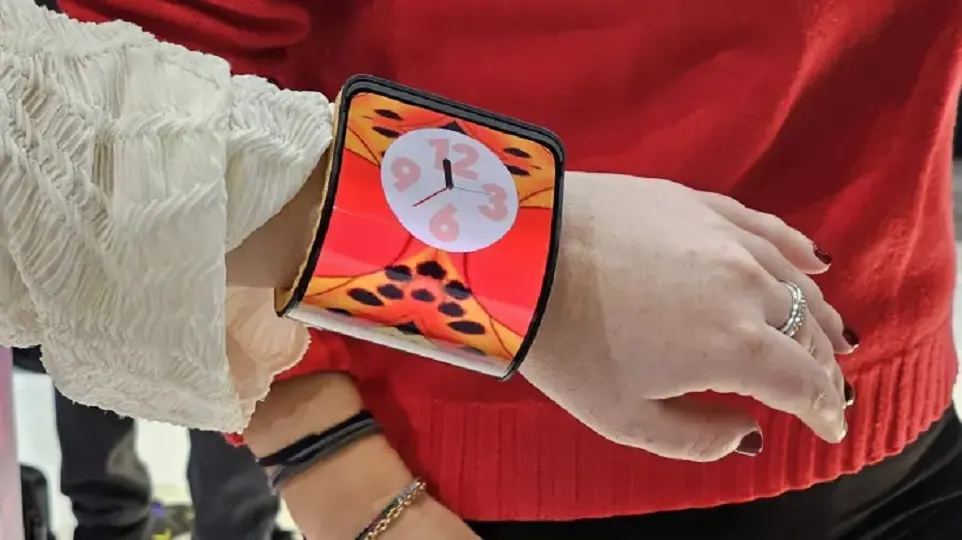 Motorola.. هاتف ذكي جديد يمكن أن يلتف حول معصمك!