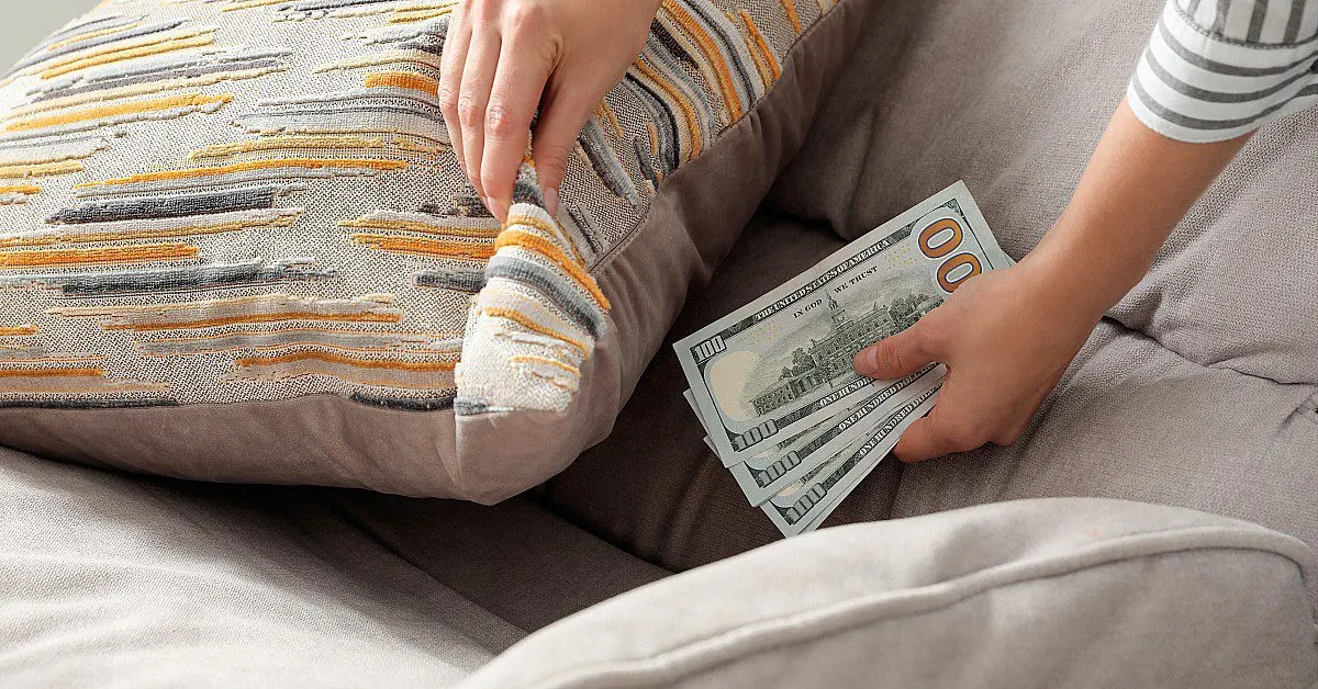 امرأة تعثر على آلاف الدولارات بالصدفة.. فهل نفعتها الأمانة؟