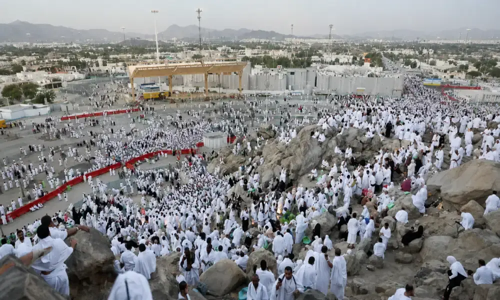 الحجاج يتوافدون إلى مشعر عرفات لأداء ركن الحج الأعظم