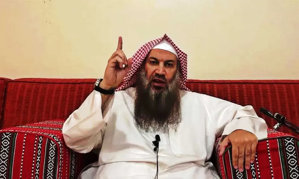 "الشؤون الإسلامية" بالكويت تعزل الداعية سالم الطويل عن الخطابة