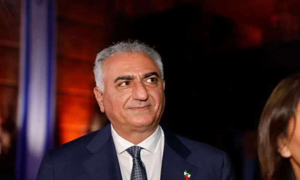 رضا بهلوي.. نجل شاه إيران يستعجل سقوط نظام "خامنئي"