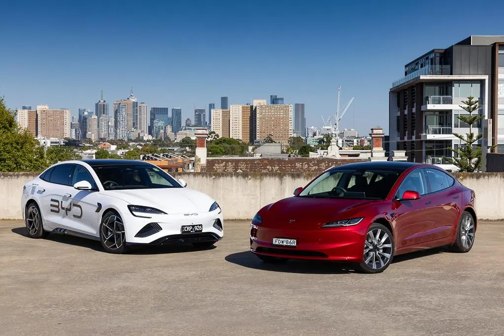 صراع عمالقة سوق السيارات الكهربائية.. أين تصنع "Tesla" و"BYD" سياراتهما؟