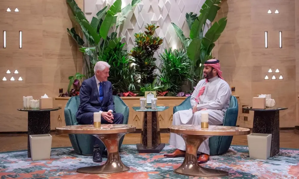 استقبله ولي العهد.. بيل كلينتون في السعودية