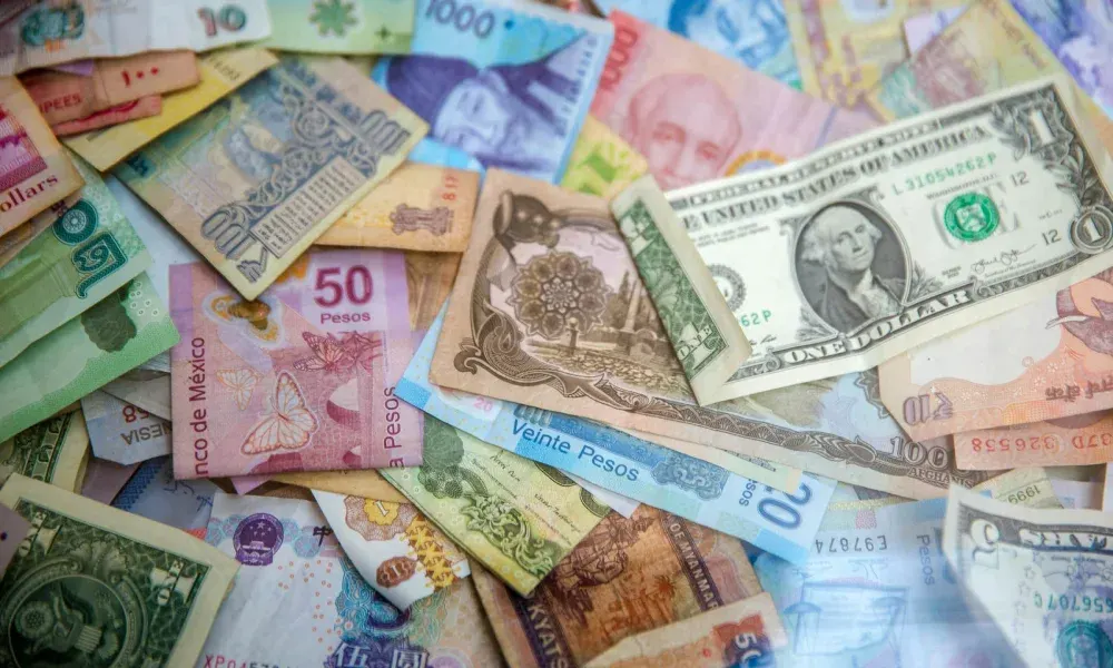 كيف يعمل تداول العملات ولماذا يراهن عليه الملايين؟