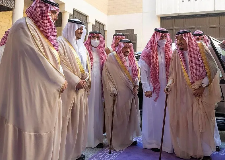 بالصور ..خادم الحرمين الشريفين يزور مقر إمارة منطقة الرياض وقصر "المصمك"