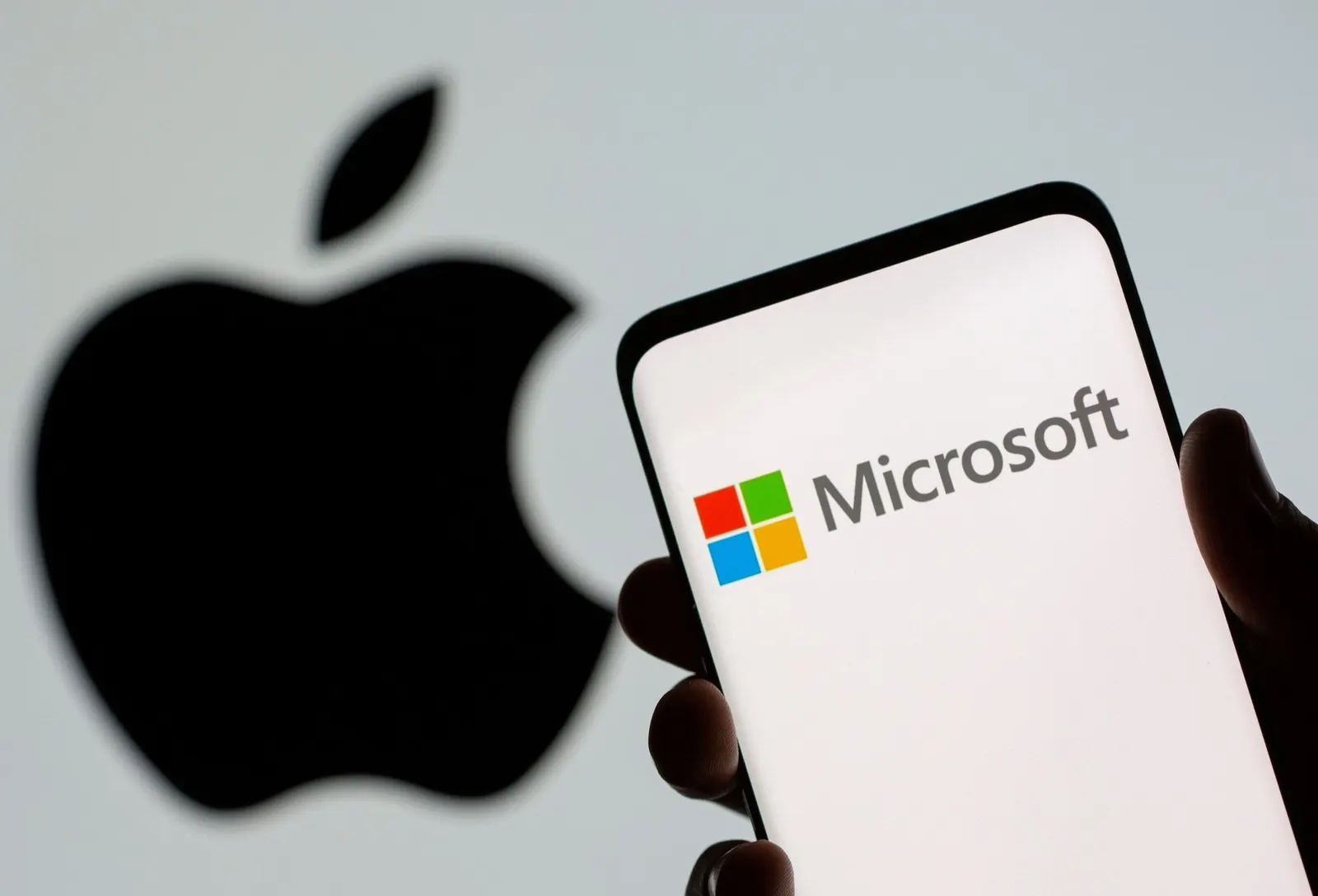 القيمة السوقية.. مقارنة بين "Apple" و"Microsoft" خلال آخر 20 عامًا