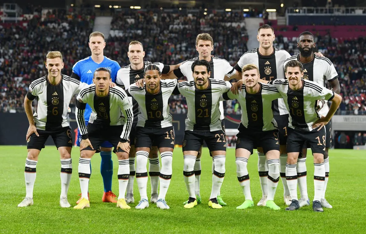 لماذا يرتدي منتخب ألمانيا اللون الأبيض رغم عدم وجوه في علمهم؟