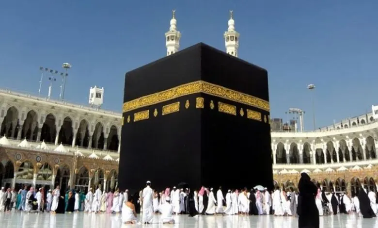 شاهد غسيل سطح الكعبة باستخدام أحدث التقنيات (فيديو)