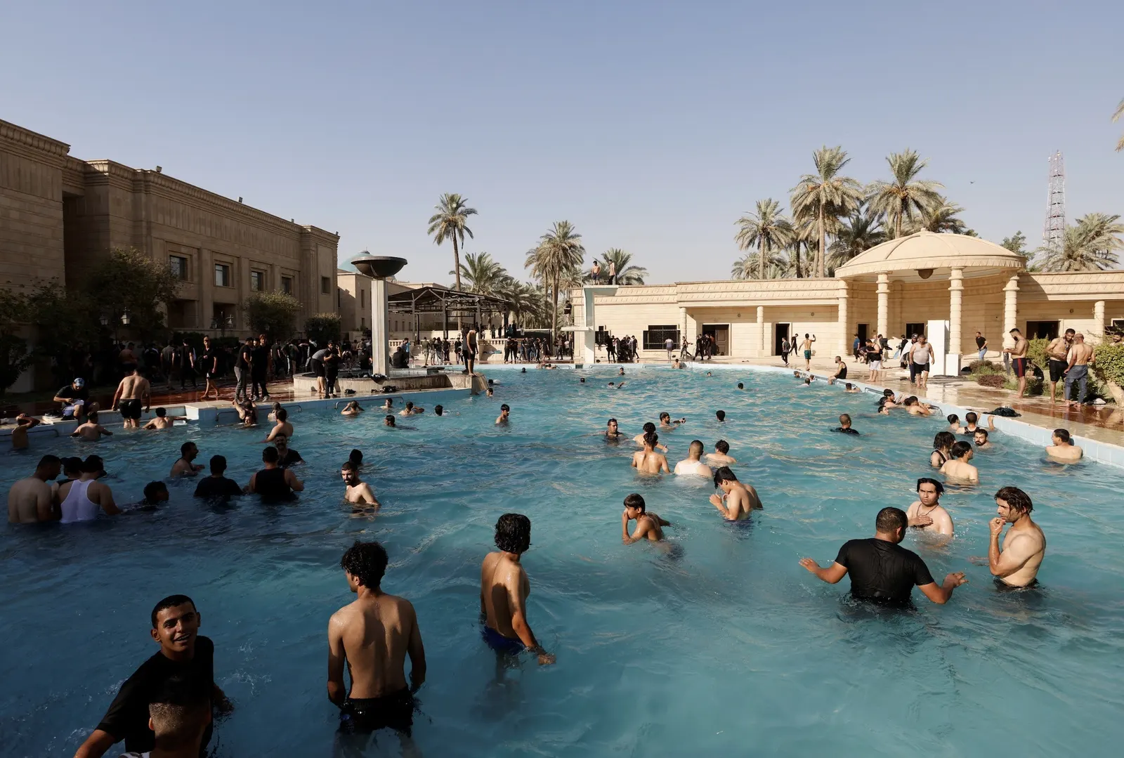 شاهد .. أبرز الصور التي ترصد اقتحام القصر الجمهوري العراقي