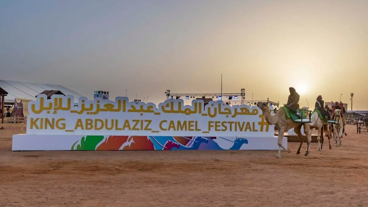 لاعب سلة أمريكي يزور مهرجان الإبل السعودي.. وهذا ما قاله