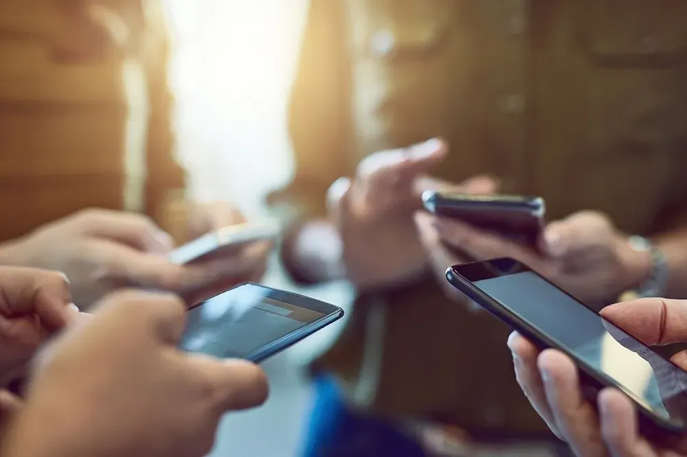 الاعتماد على الذكاء الاصطناعي للصداقة والدعم.. كيف يغير سلوك المراهقين؟