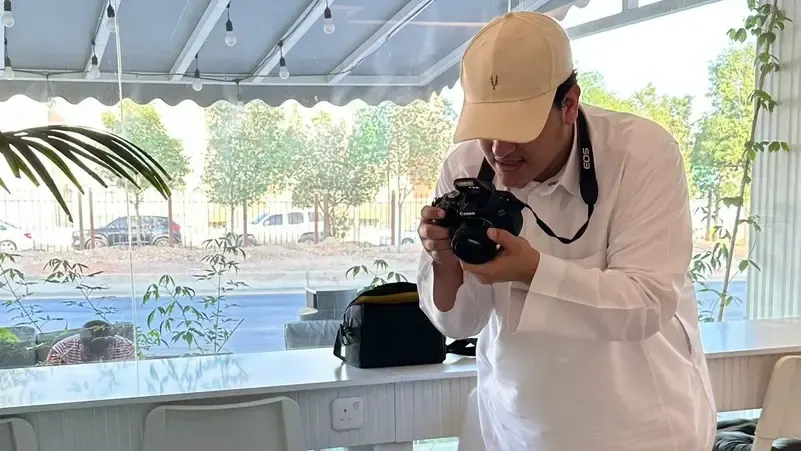 مصور سعودي هزم الإعاقة البصرية بموهبته في الصور الفوتوغرافية