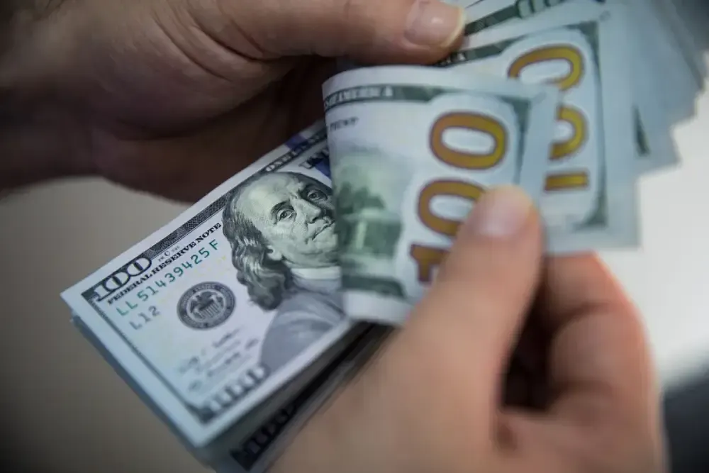 لماذا ينخفض الدولار الأمريكي إلى أدنى مستوى له في 4 سنوات؟