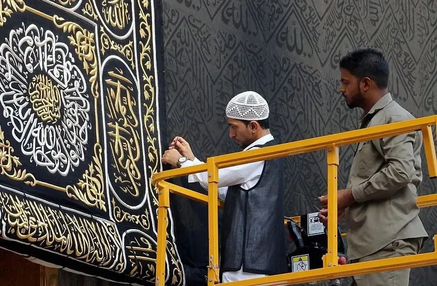 شاهد.. ما لا تعرفه عن استبدال كسوة الكعبة المشرفة