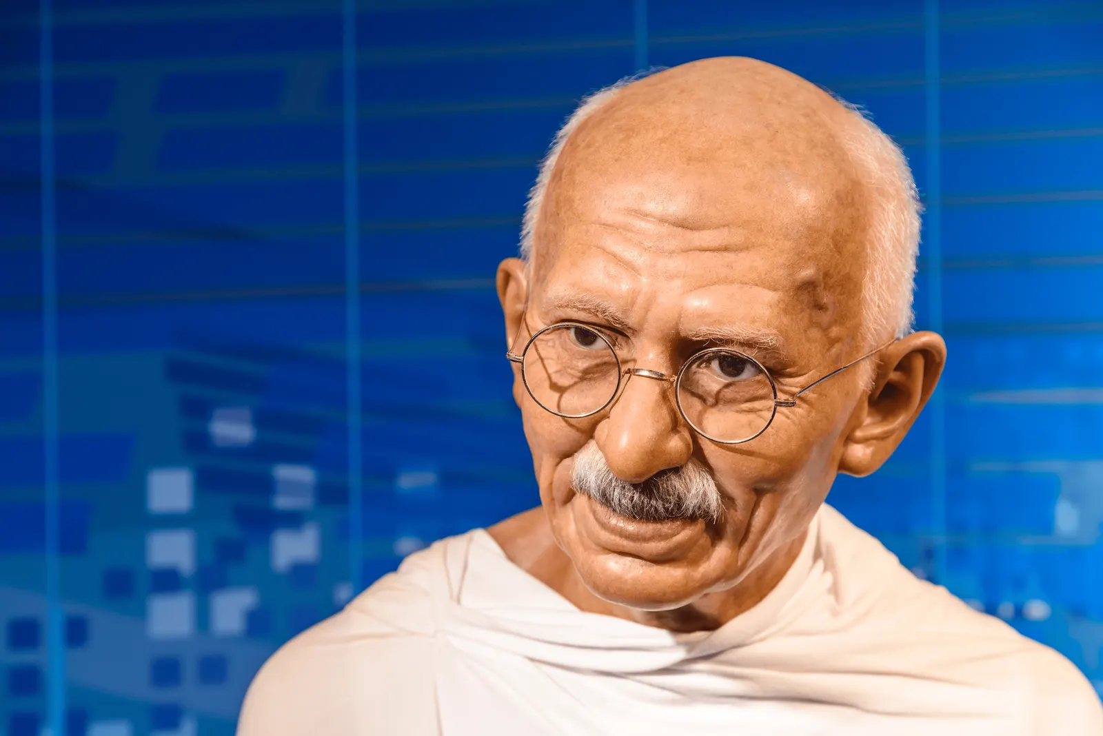 ما علاقة المهاتما غاندي باليوم العالمي للاعنف؟