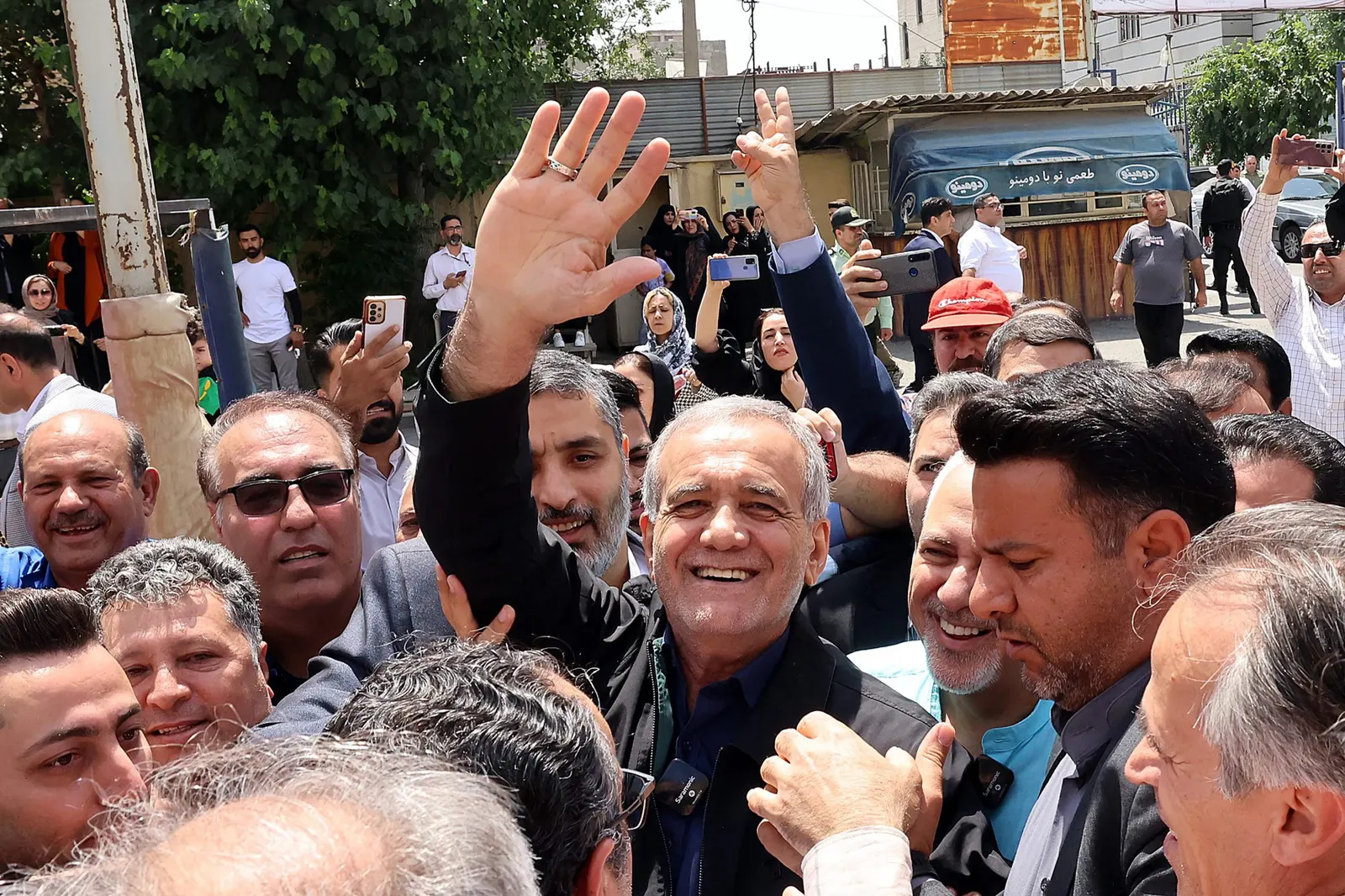 الرئيس الإيراني الجديد.. سياسة زعيم "جميع الإيرانيين" محاطة بالتحديات