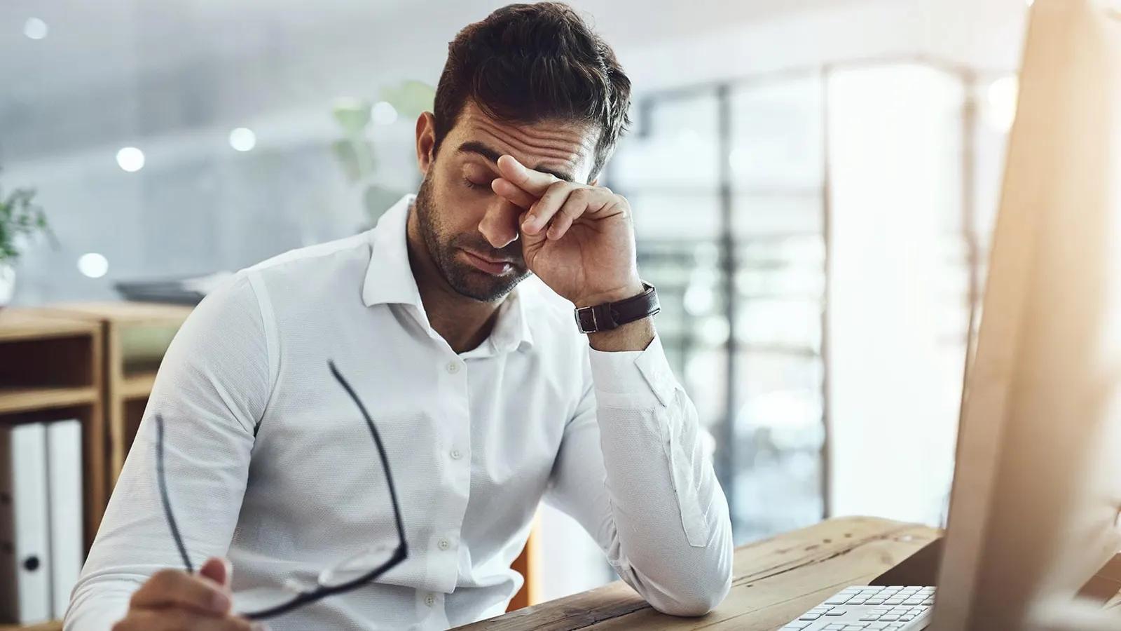 لماذا يفرك بعض الناس عيونهم بشكل متكرر؟