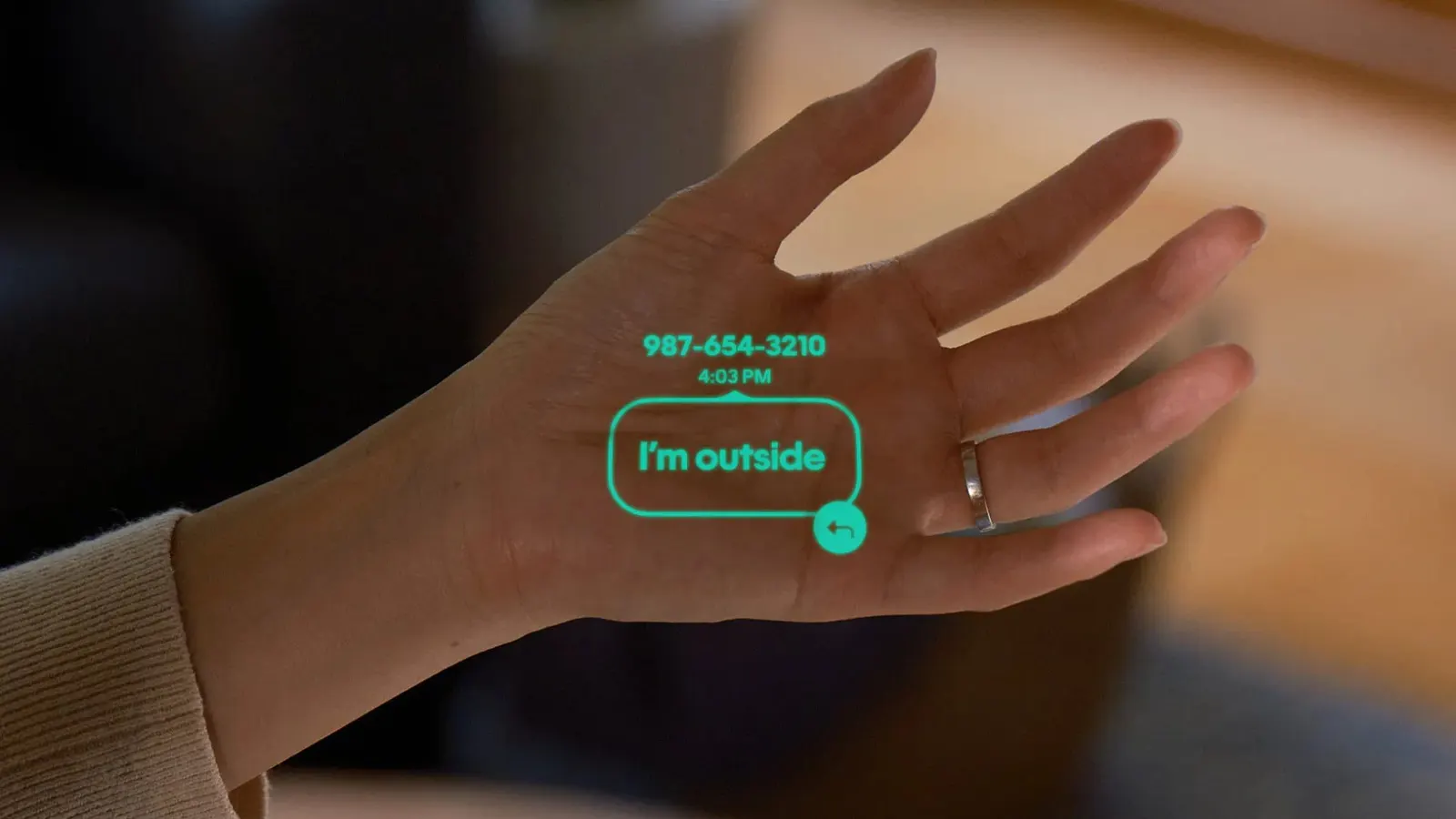 "Ai Pin".. هل ينقذنا الذكاء الاصطناعي من إدمان الهواتف؟