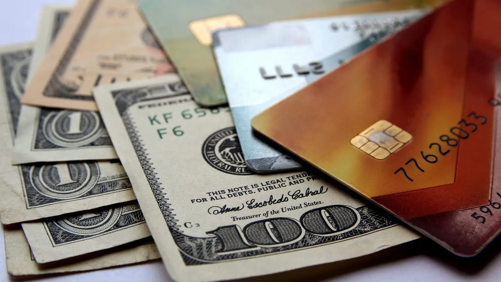 التحول الرقمي: تراجع استخدام النقد وزيادة الاعتماد على البطاقات والمحافظ الرقمية