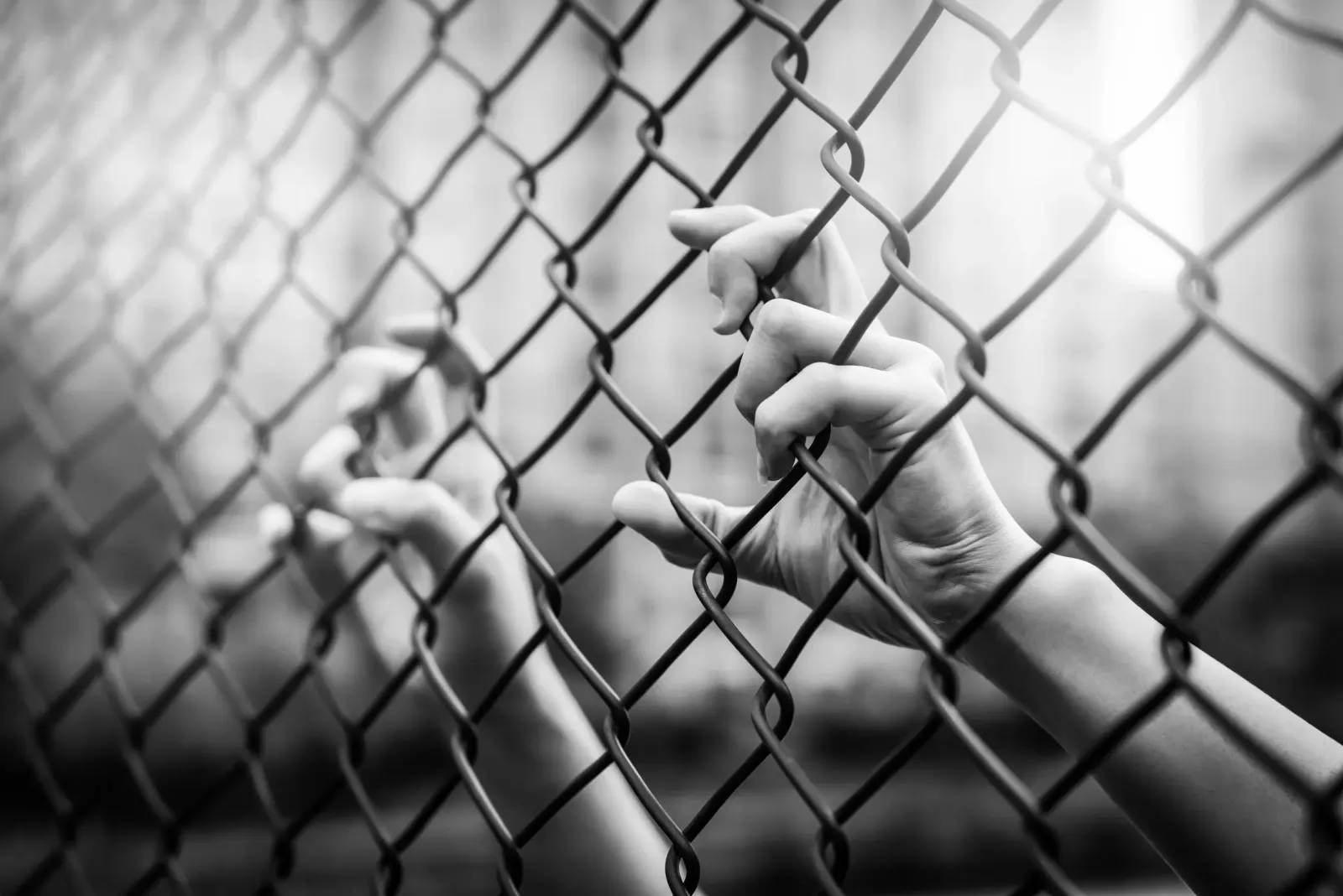 النساء والأطفال الأكثر عُرضة.. حقائق وأرقام عن الاتجار بالبشر