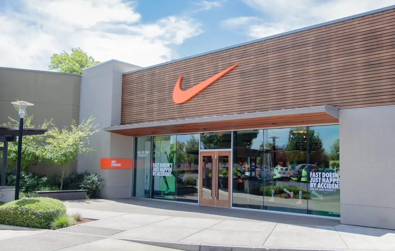 عوائد شركة "Nike" منذ تأسيسها حتى عام 2023