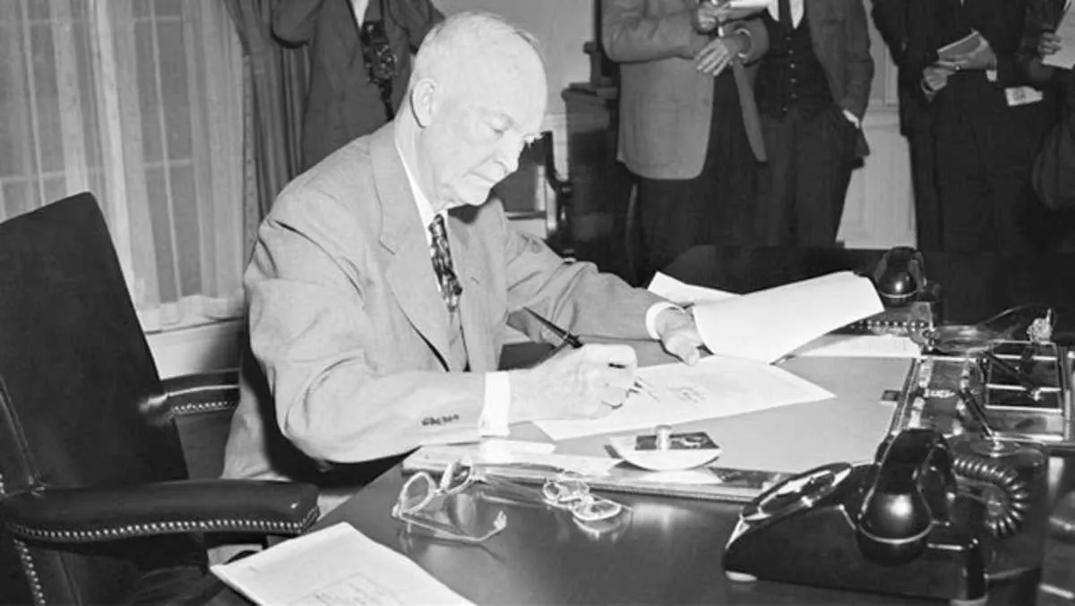 ما هي عقيدة "أيزنهاور" التي أطلقها عام 1957؟