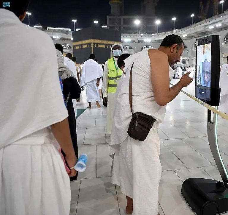 صور| الروبوتات تخدم الحجاج.. دور الذكاء الاصطناعي في حج 2022