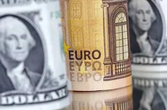 بين باريس وواشنطن.. الدولار يمنح أمريكا "رئة" أمام غبار الديون