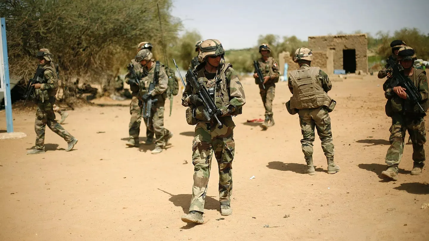 لماذا تمتلك فرنسا قواعد عسكرية في أفريقيا؟