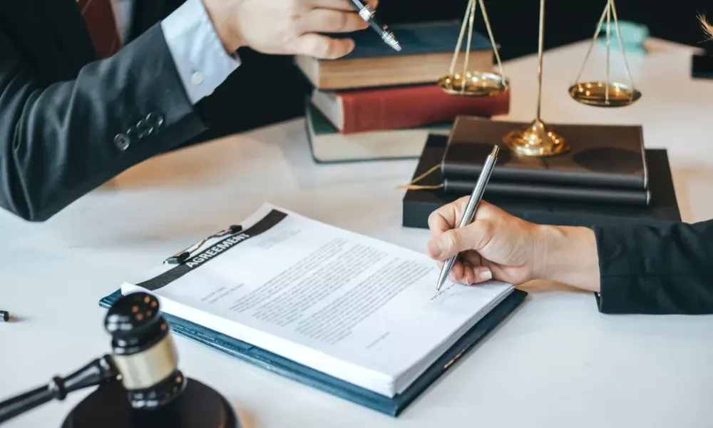 ممارسات خاطئة في العقود والتعاملات القانونية.. وطرق تجنبها