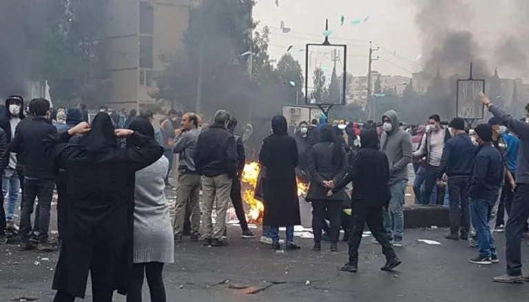 عشية ذكرى احتجاجات 2019.. انقطاع الإنترنت في مناطق إيرانية