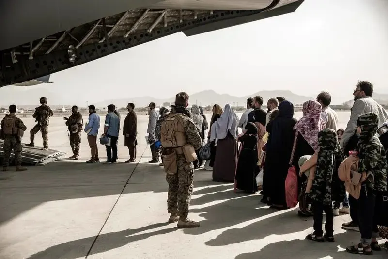 شهور من الغياب.. طفل يعود لأهله بعدما فُقد في زحام مطار كابول