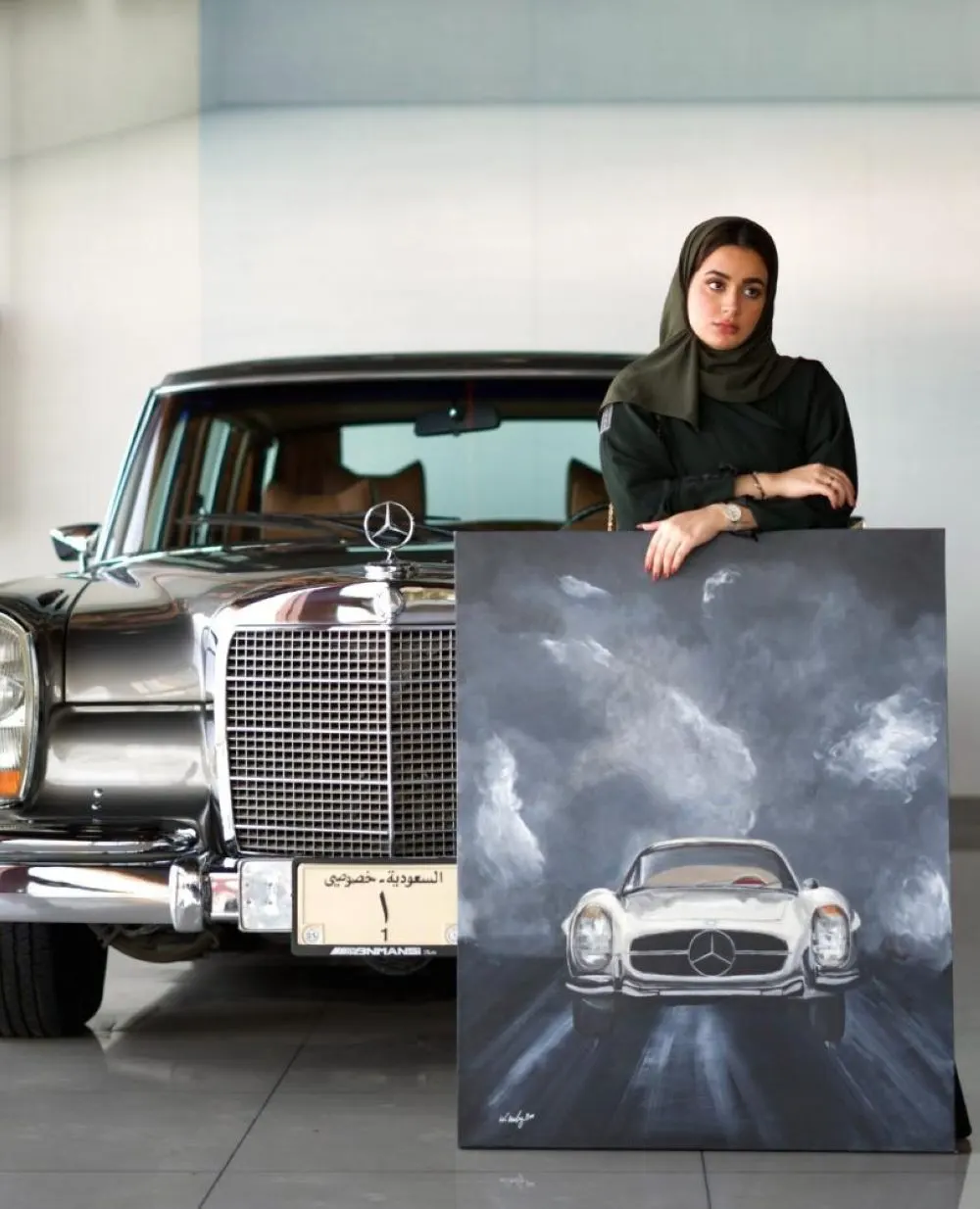 إشادة عالمية برسامة سعودية أحيت طرازاً تاريخياً لسيارة شهيرة