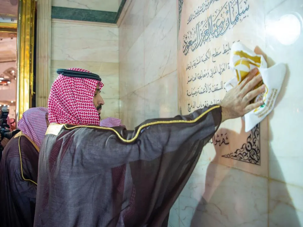 بعد مشاركة ولي العهد في غسلها.. ما الأدوات المستخدمة لتنظيف الكعبة؟