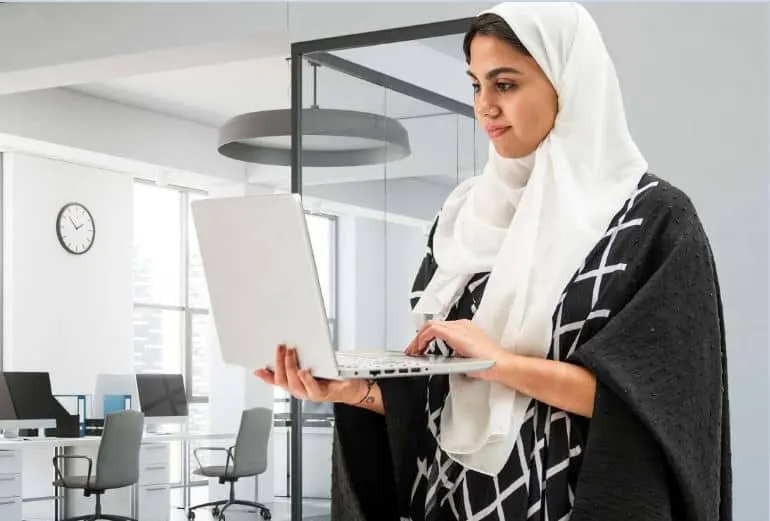 المرأة السعودية في 2022.. تمكين على مستوى العمل والتعليم والصحة والتقنية