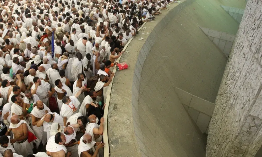الحجاج يرمون جمرة العقبة الكبرى في مشعر منى