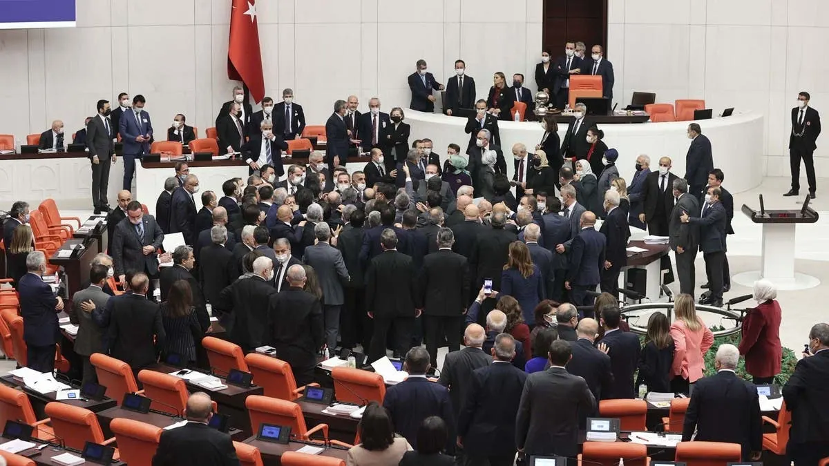 عراك بالأيدي وشتائم في البرلمان التركي.. ما سبب الخلاف؟