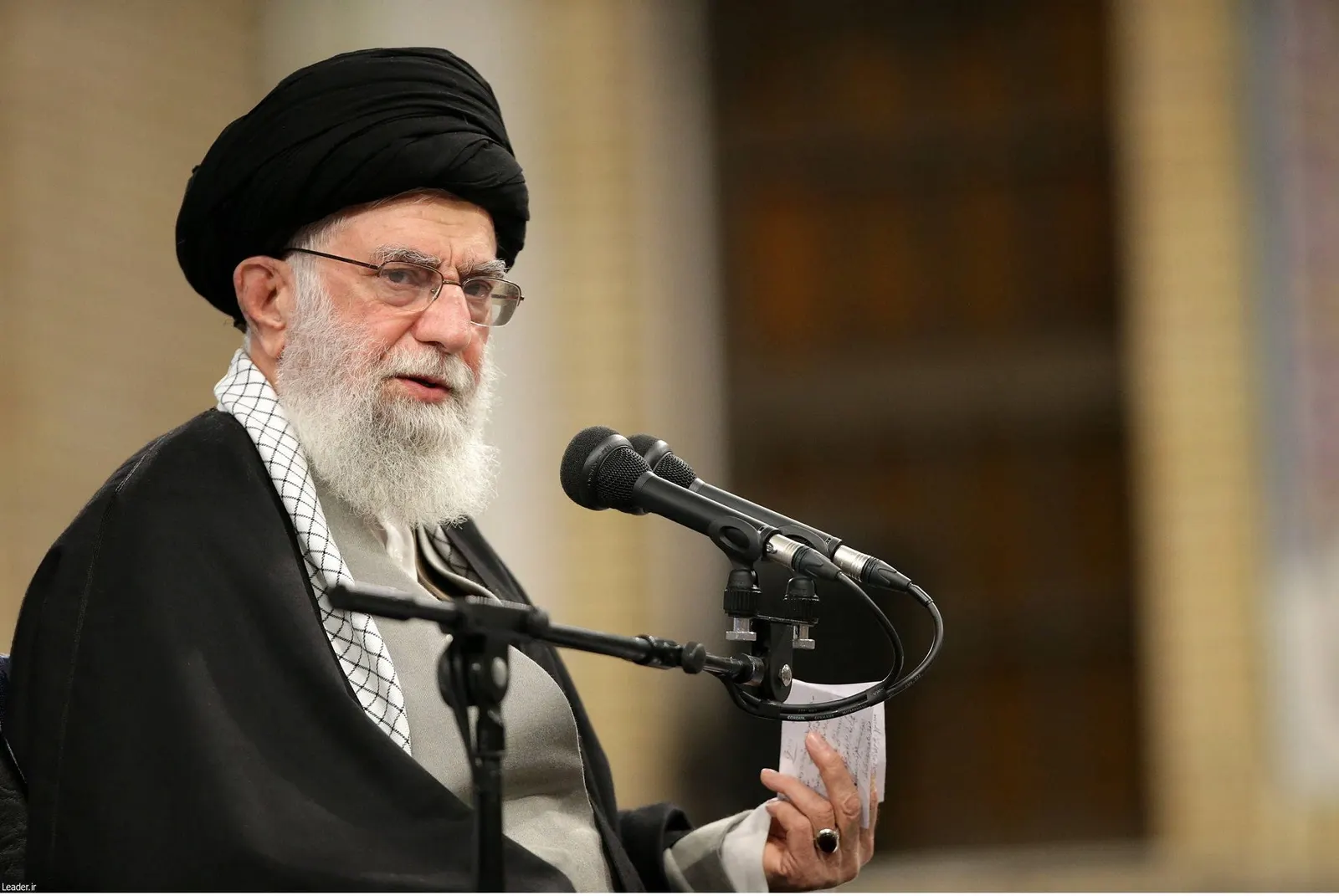 نجل المرشد الأعلى الإيراني يمارس السلطة في الخفاء.. هل يكون خليفة لوالده؟