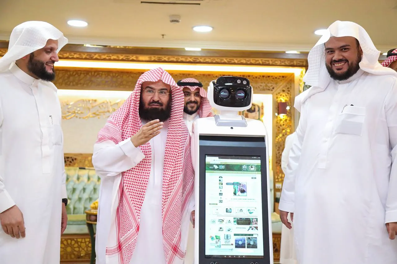 شؤون الحرمين تدشن روبوت التلاوات والخطب والأذانات.. ما هي وظيفته؟