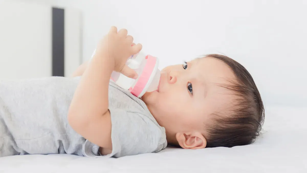 لماذا لا يجب عليك إعطاء "حليب الأطفال" لطفلك؟