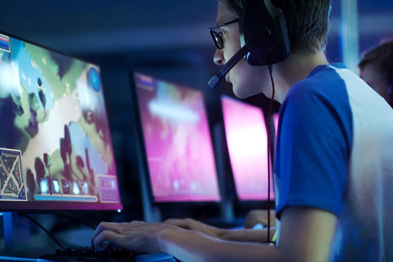 كم تكلفة التحول للاعب فيديو محترف في مختلف البلدان؟